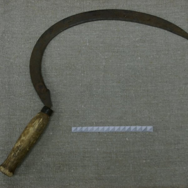 Серп. Передан в музей в 1992 году.